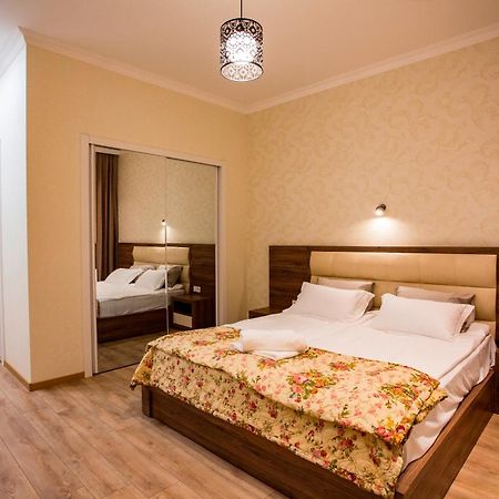 Yellow Apartment In Avlabari Тбілісі Екстер'єр фото