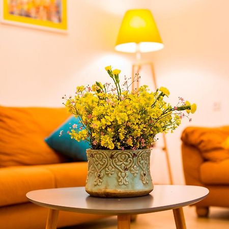 Yellow Apartment In Avlabari Тбілісі Екстер'єр фото