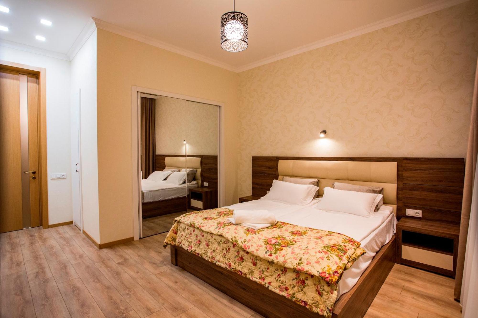 Yellow Apartment In Avlabari Тбілісі Екстер'єр фото