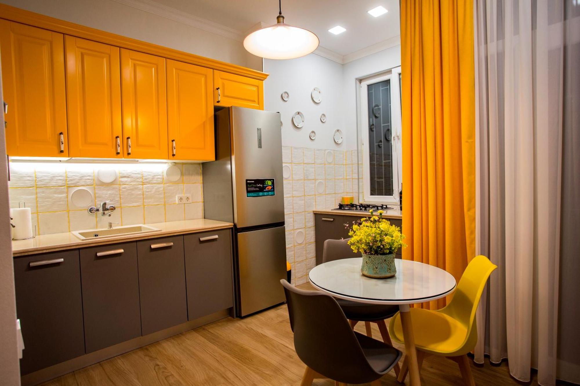 Yellow Apartment In Avlabari Тбілісі Екстер'єр фото