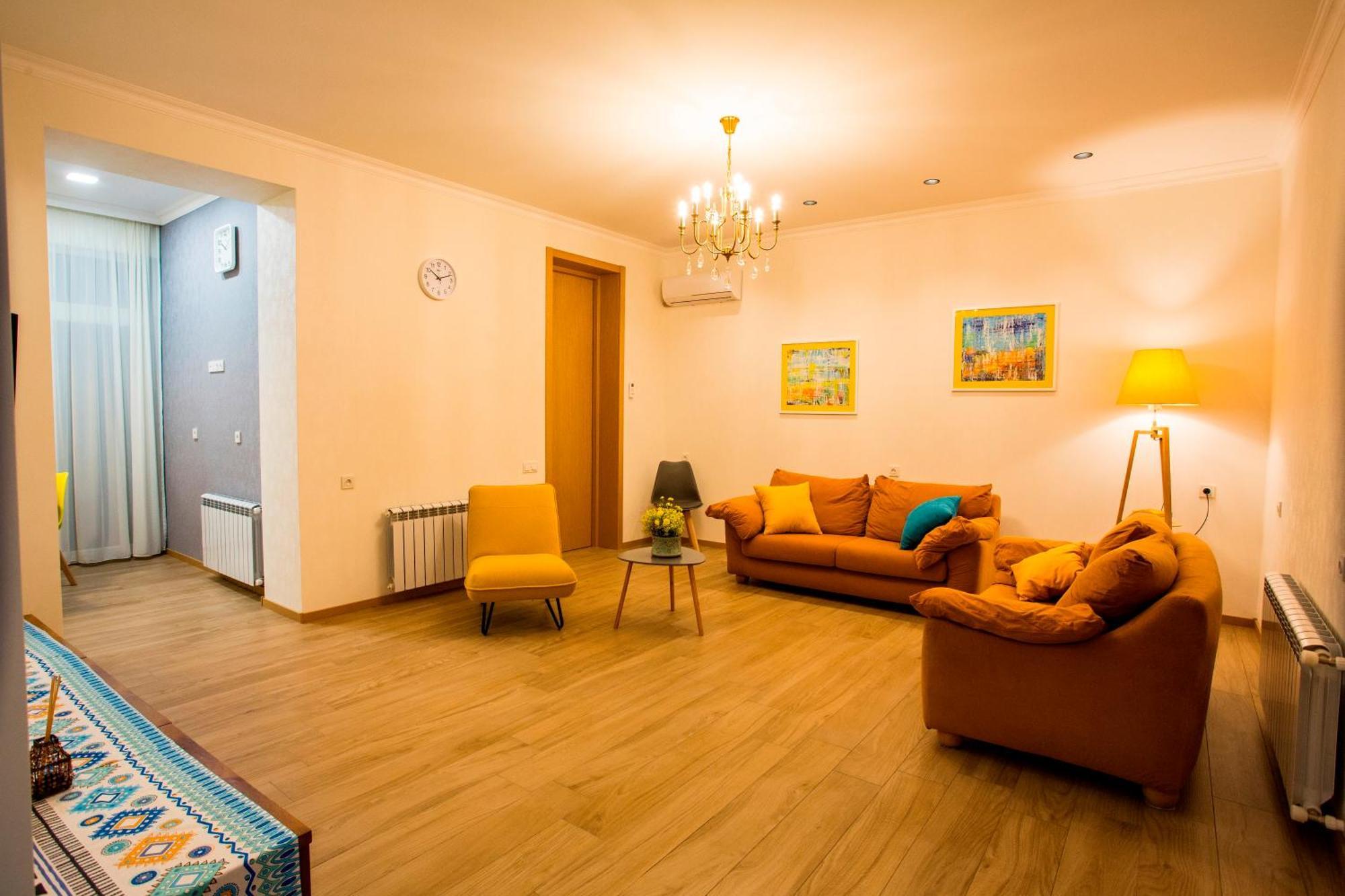 Yellow Apartment In Avlabari Тбілісі Екстер'єр фото