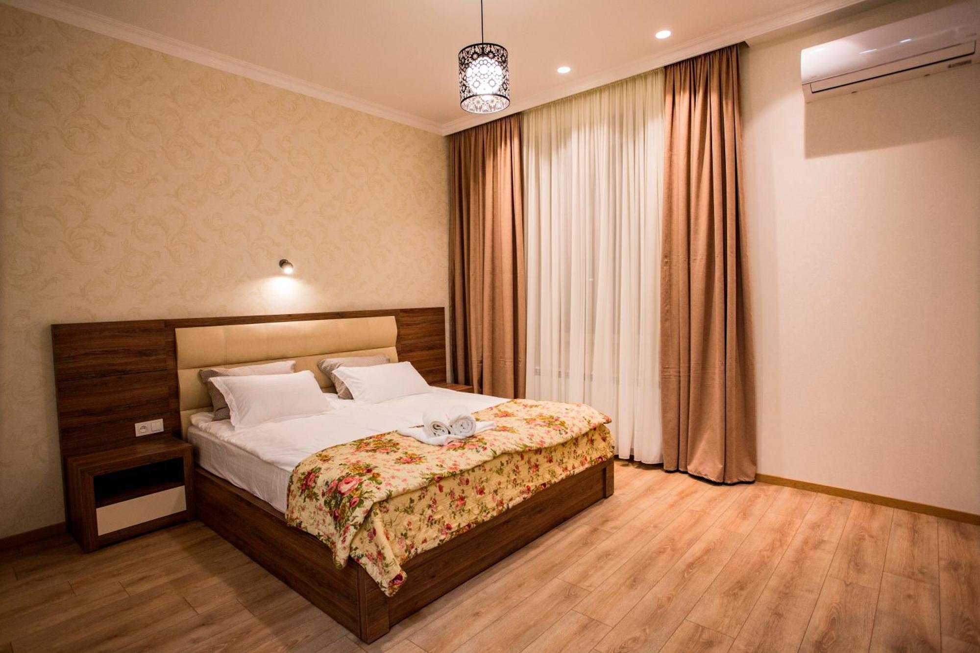 Yellow Apartment In Avlabari Тбілісі Екстер'єр фото