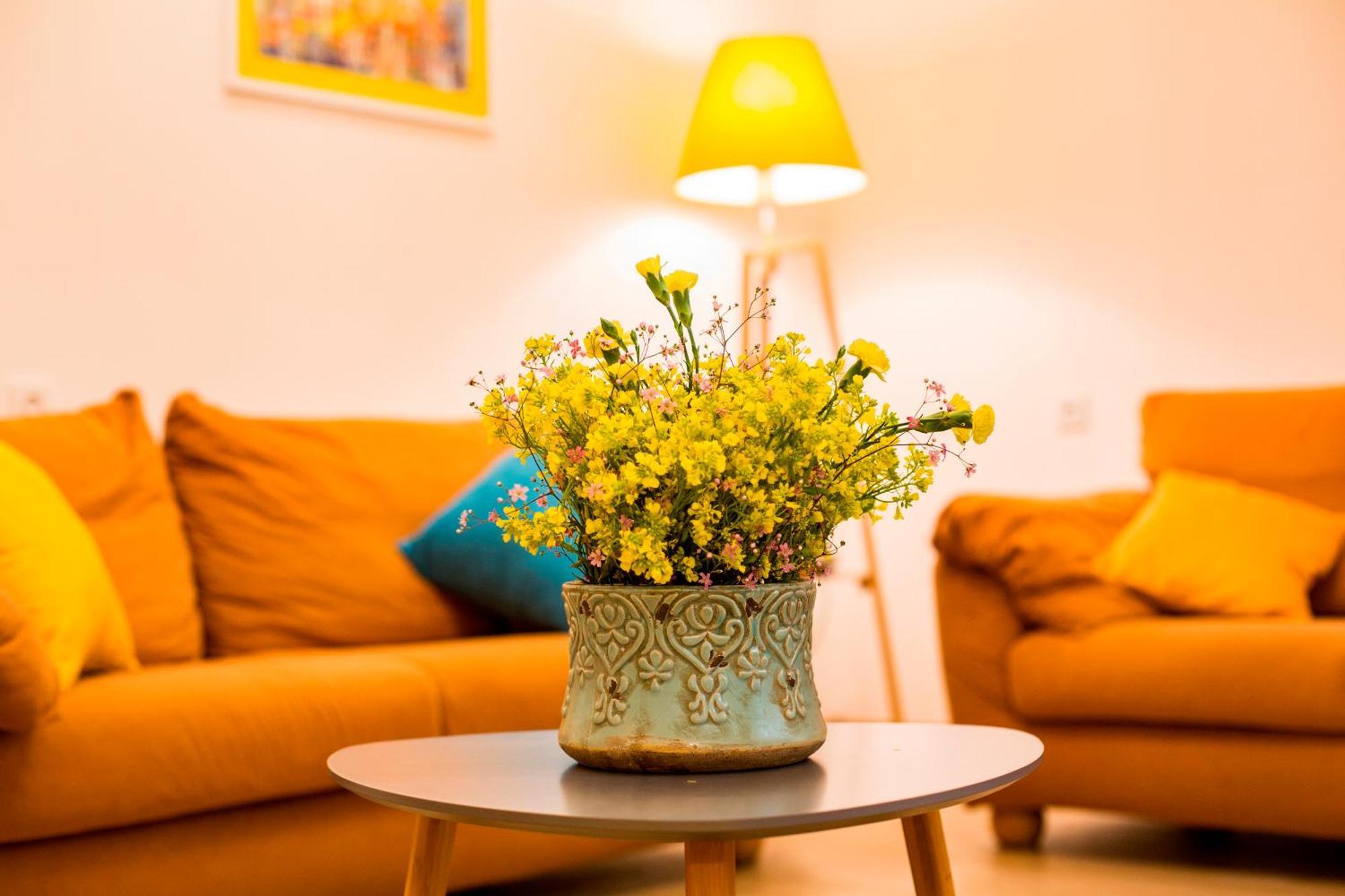 Yellow Apartment In Avlabari Тбілісі Екстер'єр фото