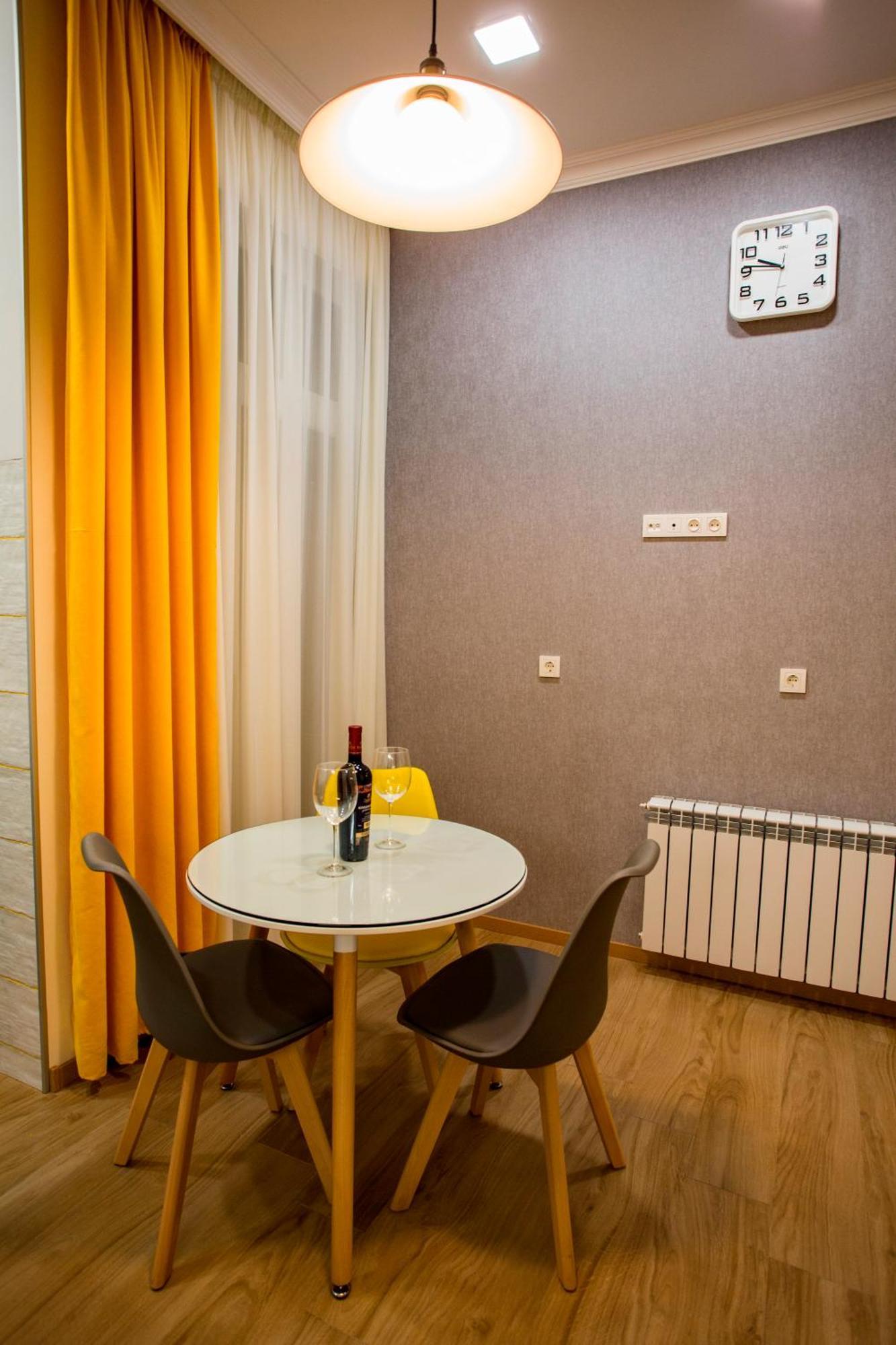 Yellow Apartment In Avlabari Тбілісі Екстер'єр фото