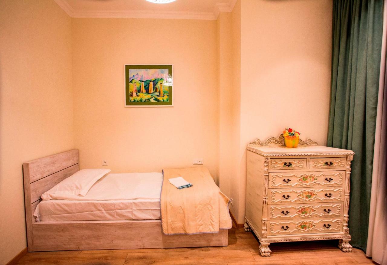 Yellow Apartment In Avlabari Тбілісі Екстер'єр фото