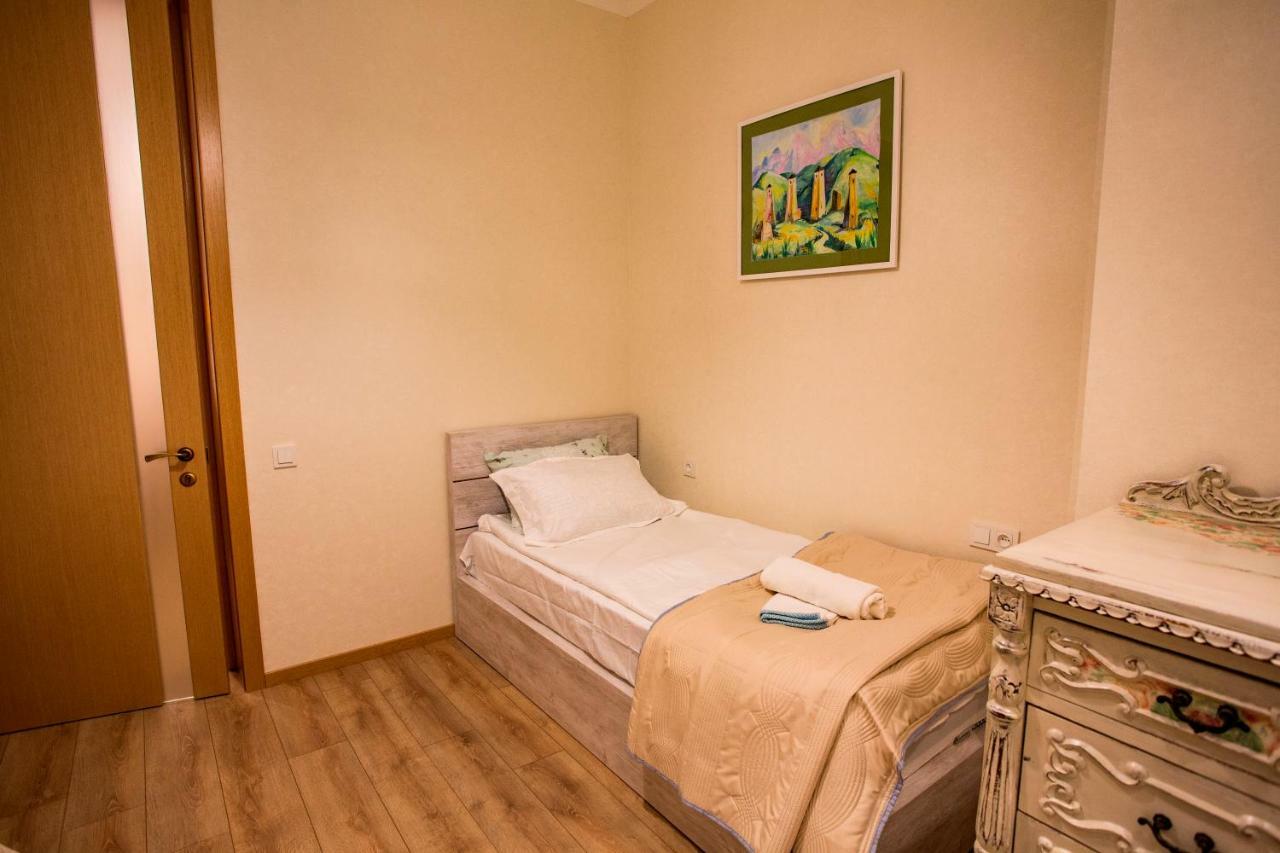 Yellow Apartment In Avlabari Тбілісі Екстер'єр фото