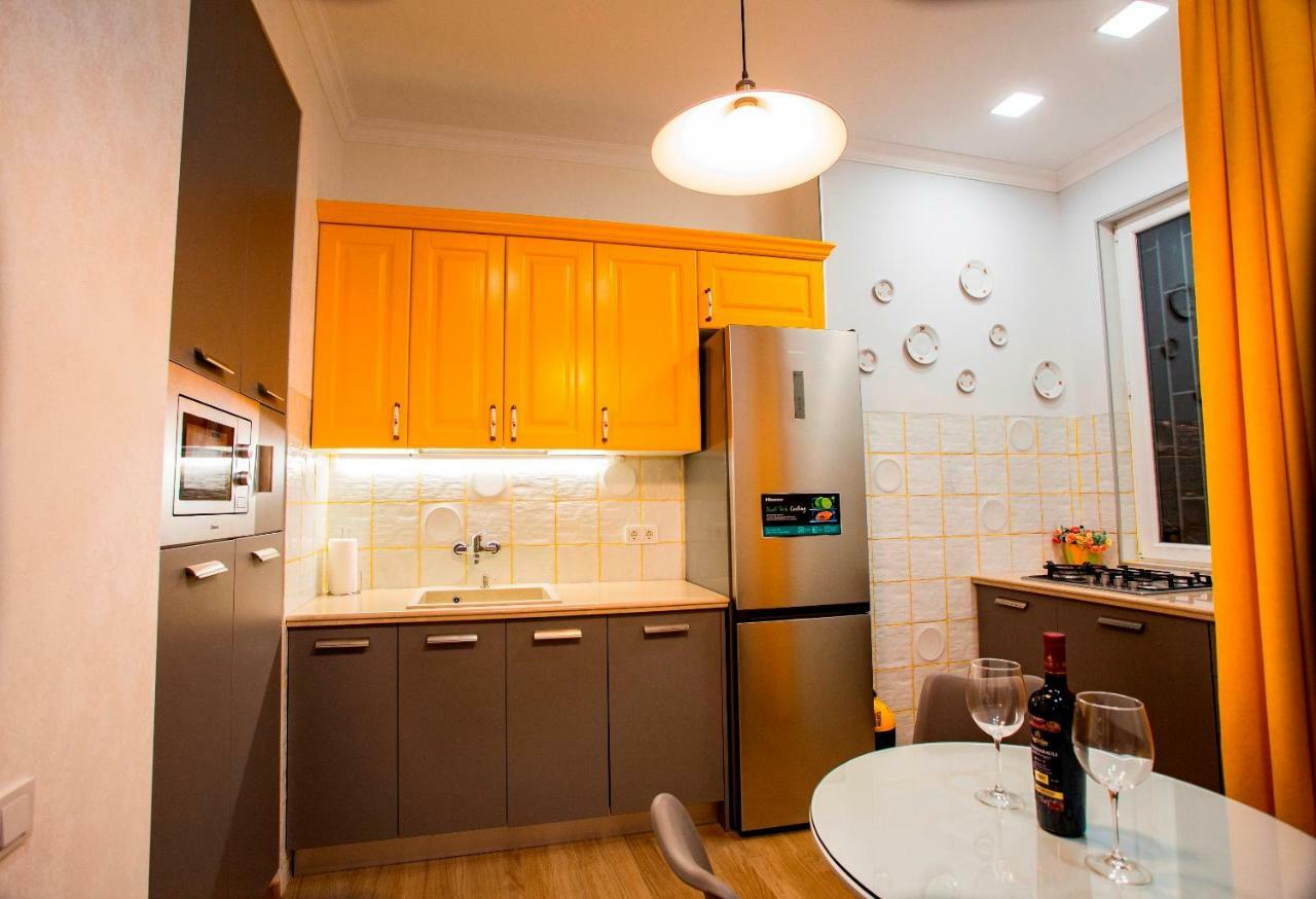 Yellow Apartment In Avlabari Тбілісі Екстер'єр фото