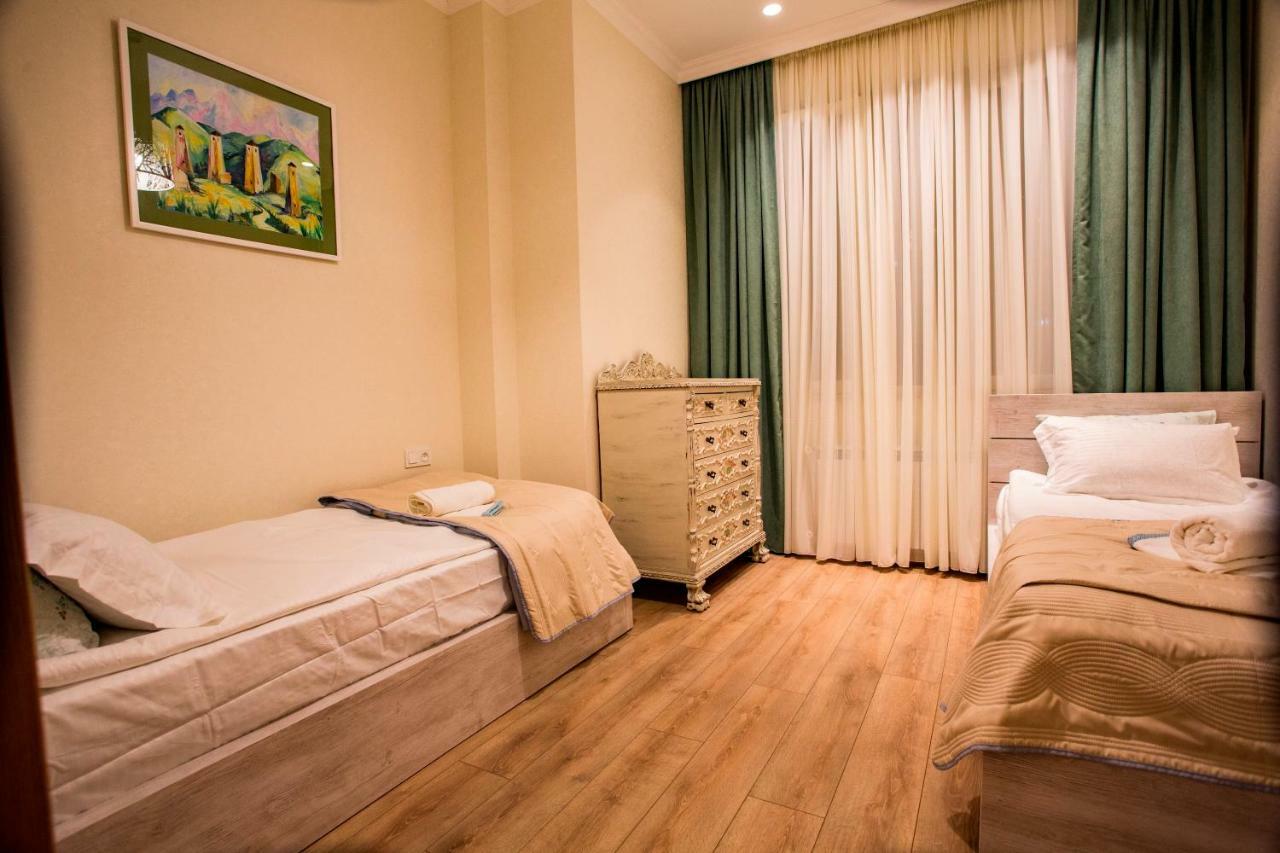 Yellow Apartment In Avlabari Тбілісі Екстер'єр фото