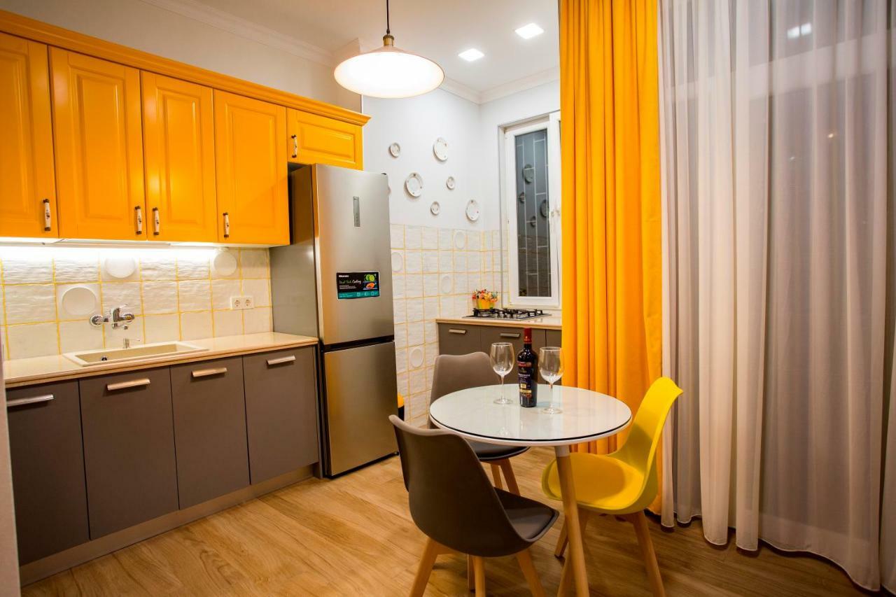 Yellow Apartment In Avlabari Тбілісі Екстер'єр фото